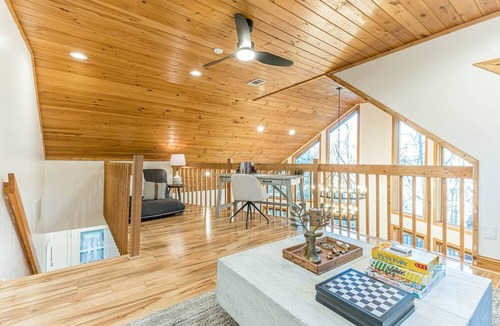 Helen House | Helen Nature Retreat ~ King Beds, Hot Tub, Private Surroundings ~ Innsbruck!