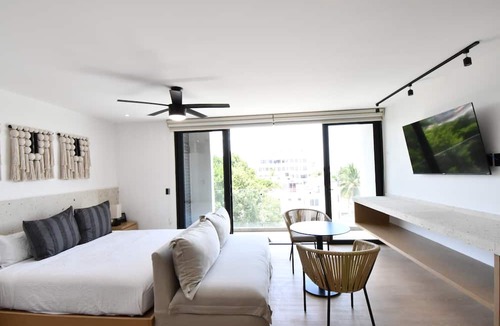 Luis Donaldo Colosio Apartment | Kumaru Suites by The Spot Rentals