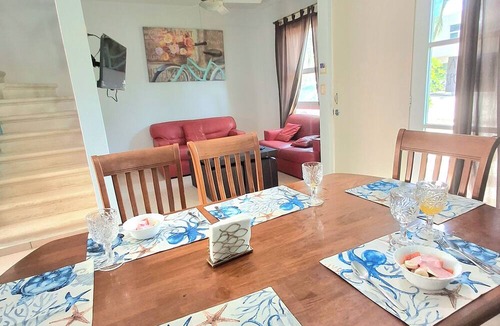 Luis Donaldo Colosio House | 3-bedroom house in amazing Playa del Carmen with WiFi, AC Pet friendly