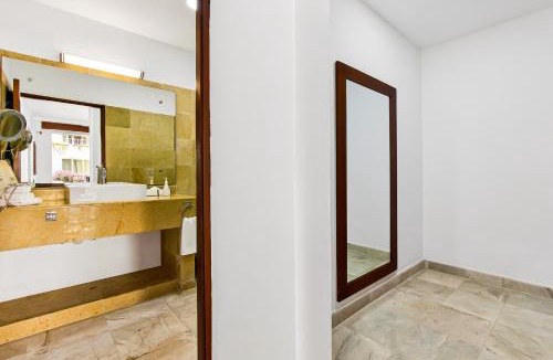 Conchas Chinas House | Stylish hillside suite w/rooftop pool, gym access, AC & family-friendly layout