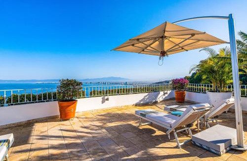 Conchas Chinas House | Stylish hillside suite w/rooftop pool, gym access, AC & family-friendly layout