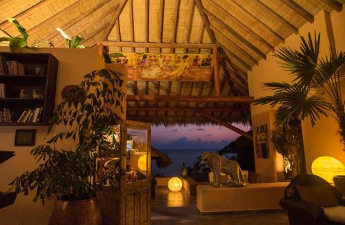 Zihuatanejo Hotel | La Casa Que Canta