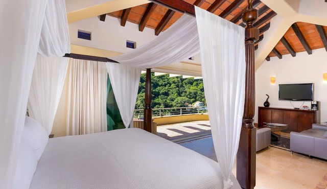 P V South Shore Luxury Accommodations in Puerto Vallarta
