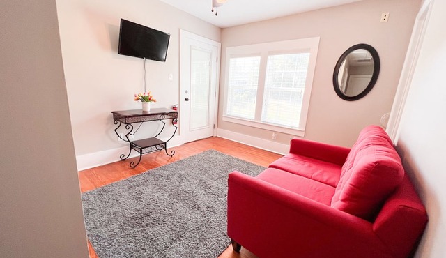 Remodeled and Convenient Downtown High Springs Retreat in High Springs