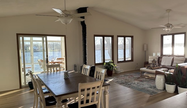 Spacious River Ranch w/Dock! in Moline