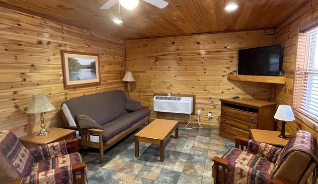 Hillside Hideaway West just 1/2 mile from Current River! in Van Buren