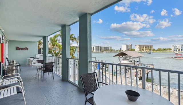 Enchanted Inn Deluxe Suite #8: Waterfront, Pool, Fishing Dock, Boat Docks & Tiki Bar! in Clearwater