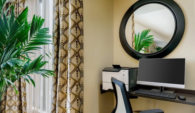 Modern Double Queen Studio | Kitchen & Grill | 3 mi to Typhoon Lagoon in Orlando