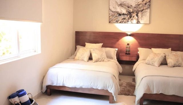 Luxury Condo Close to the beach,Tropical Setting,Garden Patio, Golf Club Nearby