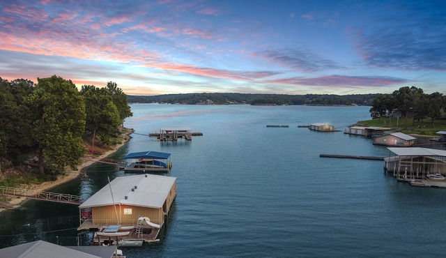 New Luxury Water Front Oasis with New Private Dock & Hot Tub! in Afton