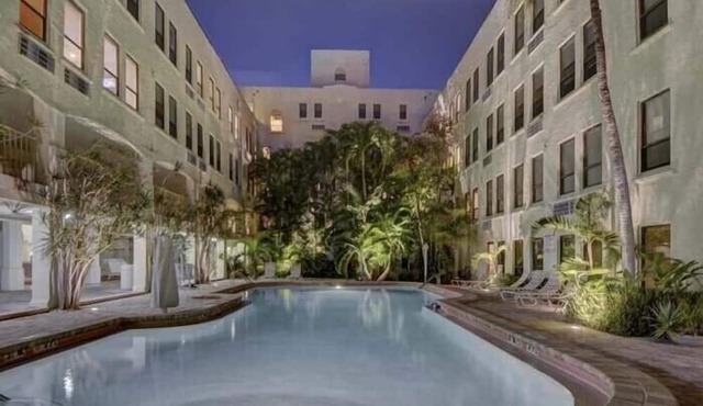Delux Queen Room , 1 block to the Beach, TV, Pool, WiFi in Palm Beach