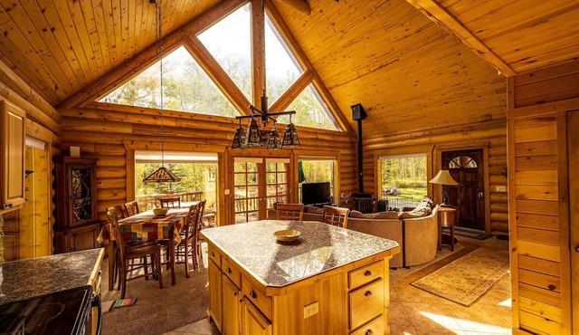 Tranquil 5 Star Rated Log Cabin-King Beds-Peaceful-Walk to Fishing Ponds in Fairplay