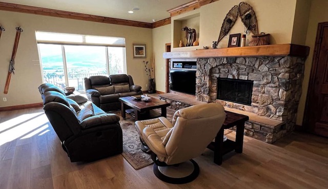 Luxury Eden Home: 8 bedrooms, Full valley views, Hot Tub, Amenities & Pets OK! in Eden