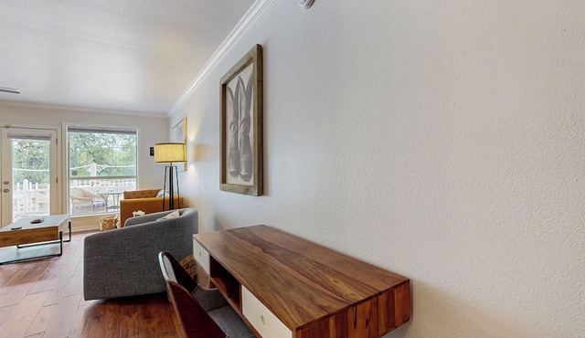 ‘Lakeside Getaway’ w/Patio on Lady Bird Lake in Austin