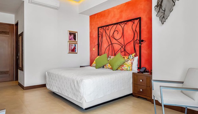 Luxurious 2800 sq ft 3 bed/3 bath view condo in Puerto Vallarta, gym + parking! in Puerto Vallarta