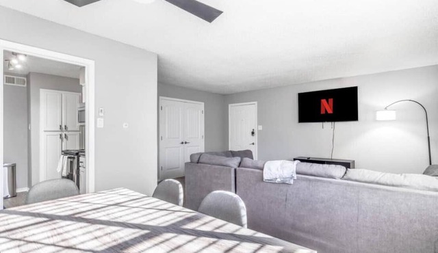 Arlington 2BR | AT&T, Globe Life, 6 Flags, Parking in Arlington