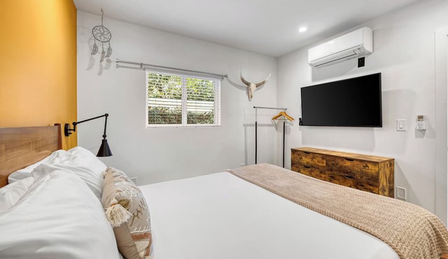 Southwest by AvantStay | Heart of Hollywood | Remodeled 1920s Bungalow in Los Angeles
