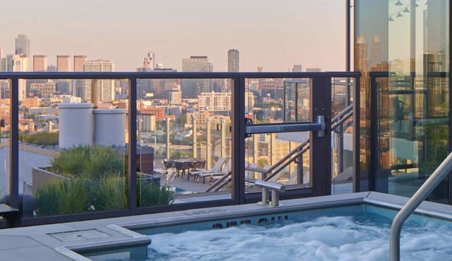 Prime Lincoln Park Views + Modern Amenities Await in Chicago