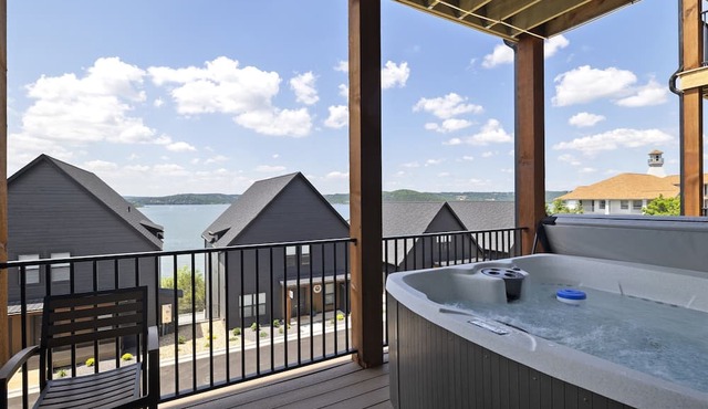 Nine Lakefront Homes (sleeping 223) in Rocky Shores w/n 500ft in HOLLISTER