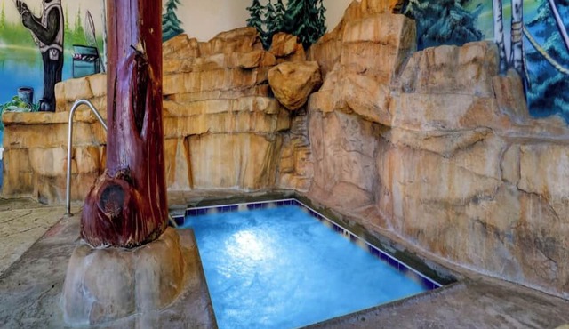 Stoney Creek Stay w/Onsite Pool | 4.5 mi to Putnam Museum and Science Center in Moline