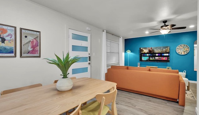 Walkable 2Bedroom Austin Stay-King Bed,Pet Friendly,Free Parking,Pool,Sleeps10 in Austin