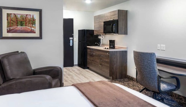 Pet Lover's Haven with Full Kitchen! Near White Deer Park Nature Center! in Garner
