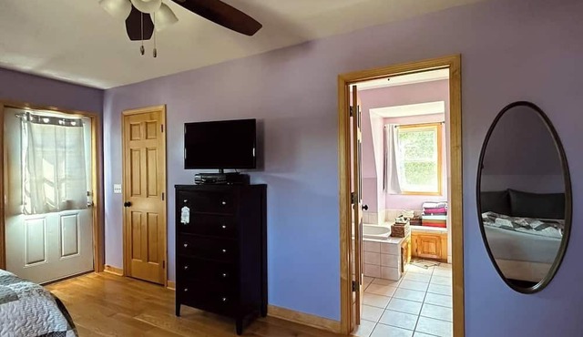 Honey Homestead, 6 bedrooms, sleeps 11! Working farm. Perfect place to unplug. in Salem