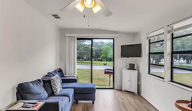 2 BR/2 bath Clermont cottage w/Heated Olympic Pool/basketball/lake access in Clermont