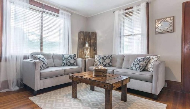 The Stone Cottage, The Stone Cottage is a beautiful, spacious 3 bedroom, 3 bath house in Hermann