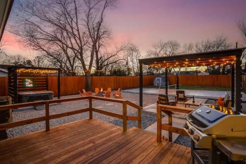 Designer Pickleball Hot Tub Basketball 10 minute walk to FIFA AT&T Globe Life and Choctaw Stadiums in Arlington