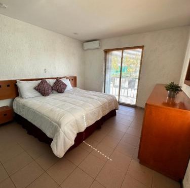 Casa 5 recámaras alado de la playa en zona hotelera