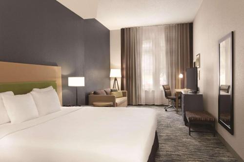 Country Inn & Suites by Radisson, St Charles Historic District in St. Charles