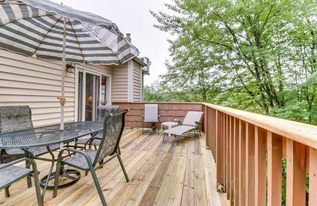 Tranquil Retreat with Shared Pool, Hot Tub, and Private Deck - Close to Skiing in Stowe